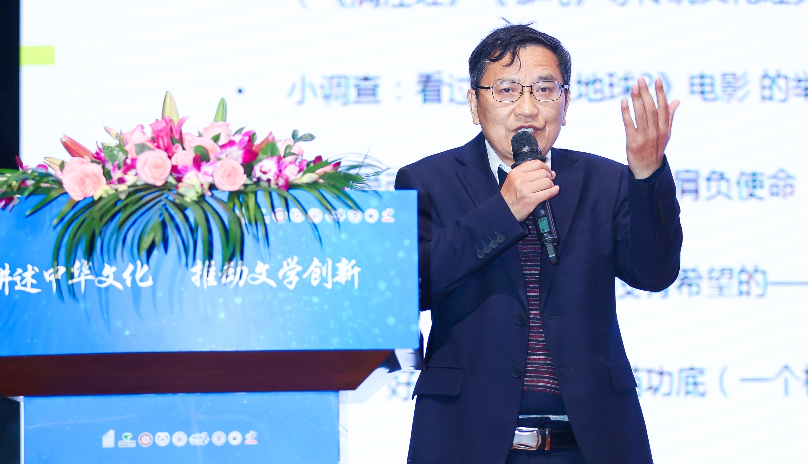 活動現(xiàn)場，“全國文學(xué)盛典名師大講堂”主講嘉賓謝晨為大家?guī)碇黝}講座